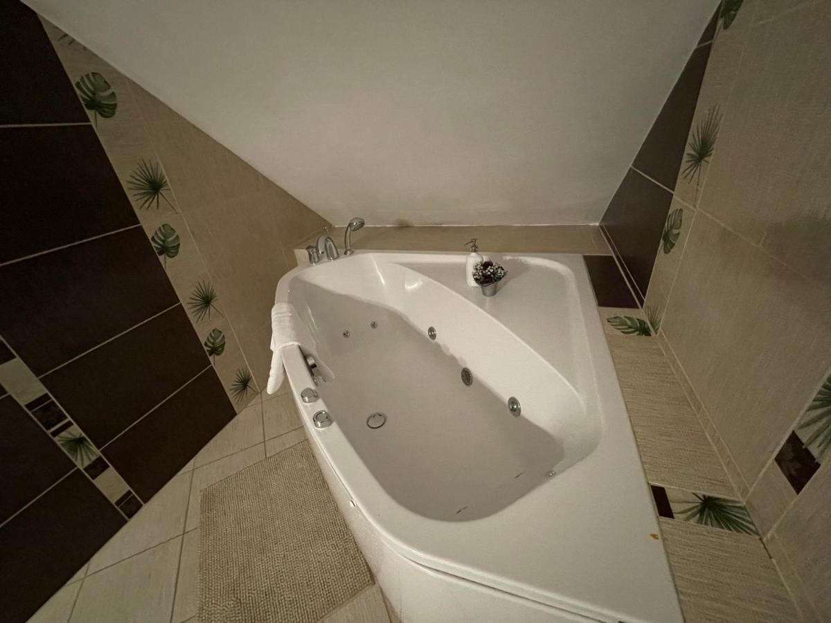 Hotel Tyrol I Restauracja Zycie Gruzji Osielsko Экстерьер фото